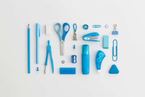 Artículos de papelería azul utilizados como merchandising para empresas